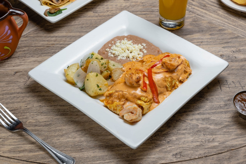 Omelette de Camarones con Crema de Chipotle