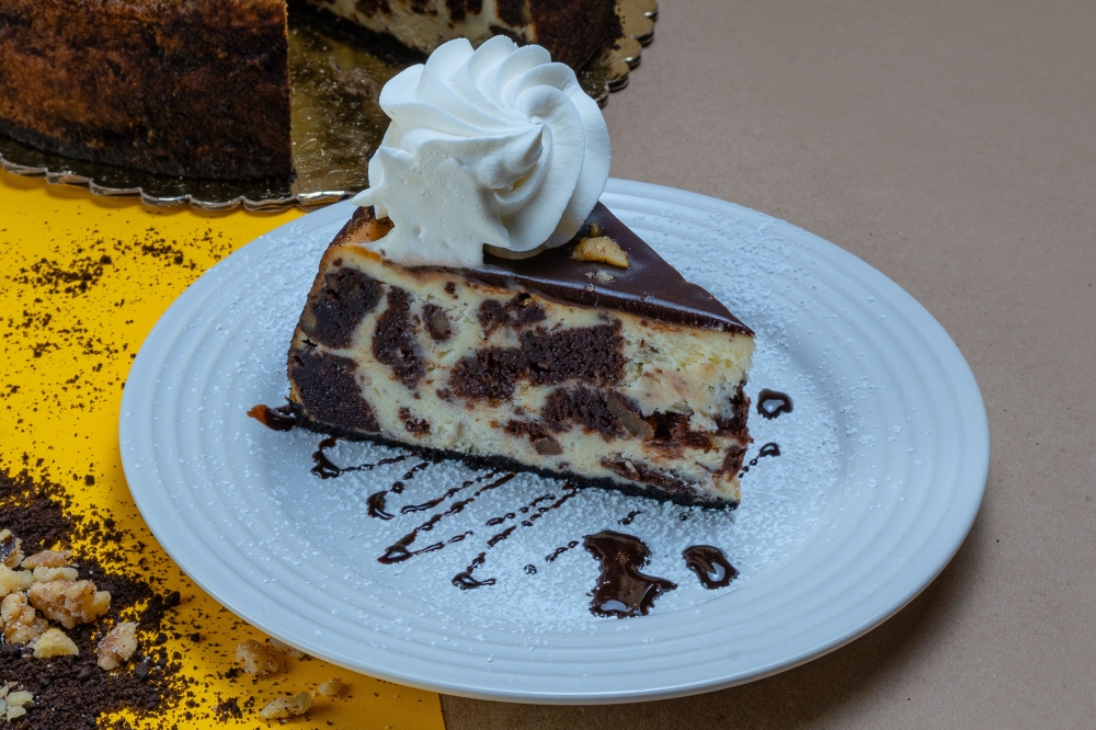 Rebanada de Pastel Queso con Brownie