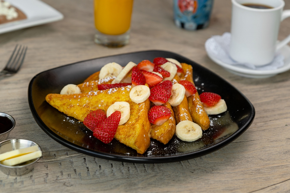 Pan Francés con Fresas y Plátano