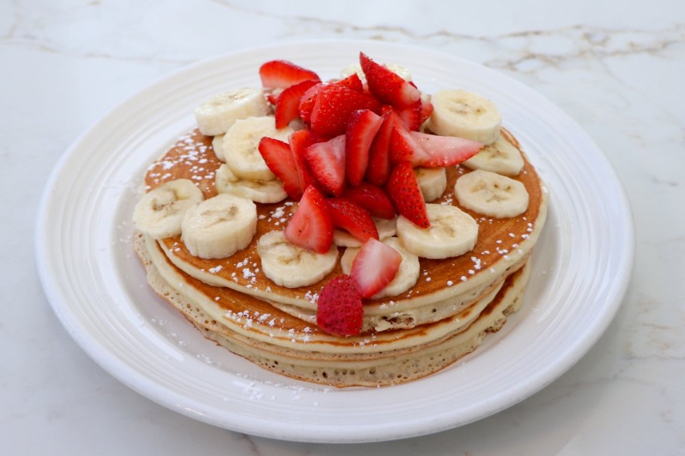 Hotcakes con Fresas y Plátano