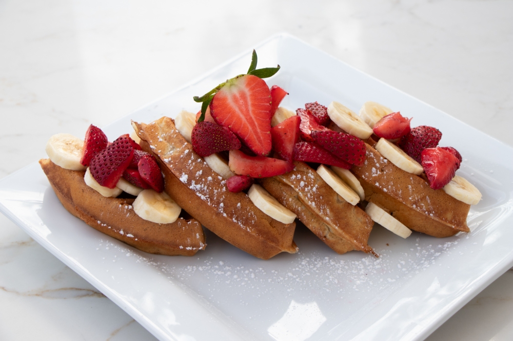 Waffle con Fresas y Plátano